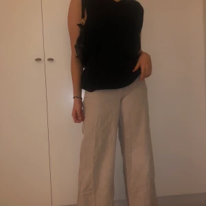 Manchesterbyxor - Beiga Manchesterbyxor från Monki i storlek 36. ”Modellen” har S/M och är 169 cm. Jätte fin beige färg och passar bra längst benen!!!❤️❤️ skriv gärna vad du vill betala!⭐️