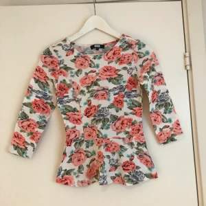 Peplumtopp från BikBok - Oanvänd peplumtop med blommönster från BikBok i storlek Small