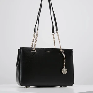 DKNY väska  - (Lånad bild från zalando) säljer min dkny väska. Köpte för 2400kr säljer för 800kr. Kedjan som hänger är borta. Annars bra skick 