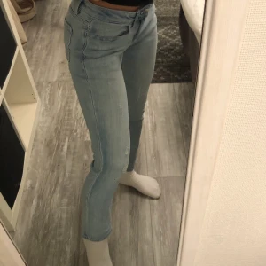 Jeans - Ljusblåa raka jeans från Cubus, super fin med små slitna detaljer. Strl 152 =32, xxs (XS)💕 Köpren står för frakt 🚚 