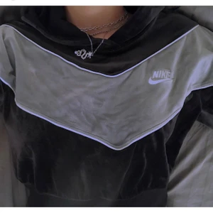 Adidas hoodie  - Svart och ljusblå/grå adidas hoodie i sammetsmaterial. Kortare i midjan men inte en magtröja. Köpt i Köpenhamn på JD för ett år sedan men har endast använt ett fåtal gånger. Originalpris tror jag var 800kr. Väldigt mjuk och mysig. (Bild nr 1 är från min instagram belllawesti  därav de vita kanterna, ej tagen från internet alltså) 💘