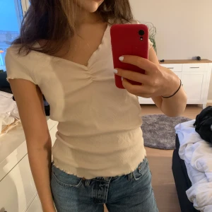 NA-KD t-shirt - Sötaste t-shirten från NA-KD i en ljus rosa/persika färg. Med volang i kanterna. Använd fåtalet gånger i jättefint skick. 