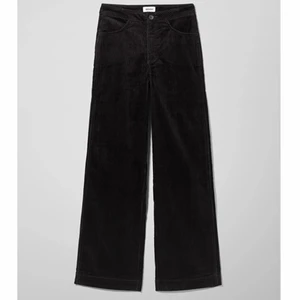 Weekday Manchester byxor  - Säljer dessa super snygga Manchester byxor från weekday, de är använda väldigt lite och i väldigt bra skick! Nypris 500kr