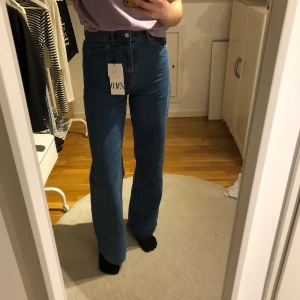 Zara high Rise wide leg jeans - Helt nya, vida, långa högmidjade jeans från Zara. Färgen mid blue. Storlek 36. Långa, då jag är 182 cm. Ordninarie pris, 400 kr. 200 kr eller högst budande. Köparen betalar frakten☺️