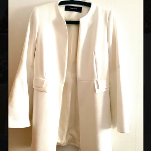 Vit kappa Zara  - Superfin Kappa inköpt från Zara, oanvänd. 