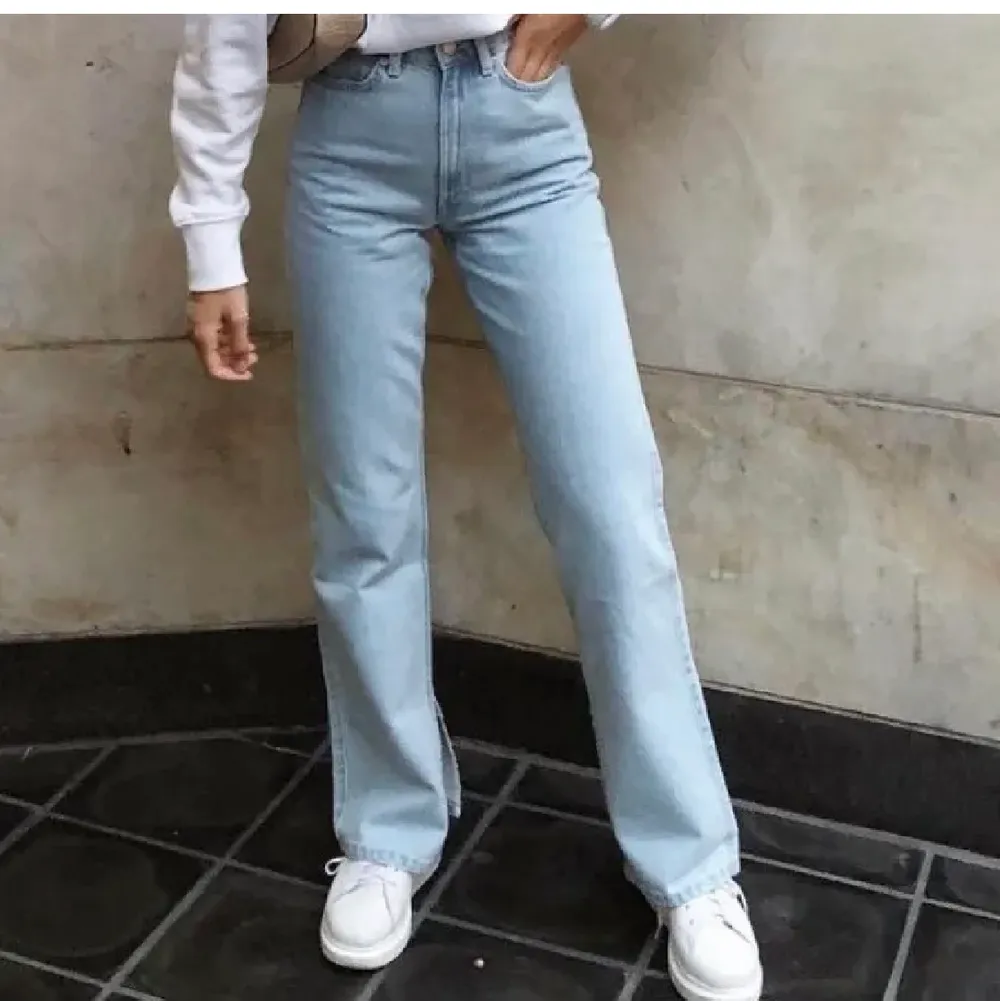 Så sjukt fina jeans från weekday som tyvärr inte används så mkt då jag har liknande. Raka ben med slits där nere. 🌟🌟 nypris 500, buda från 300💕 (lånade bilder) 😊. Jeans & Byxor.