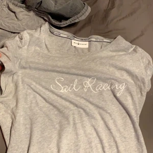 Sailracing t-shirt - Storlek L bra skick använd engång pågrund av den är för stor köptes för 699:-