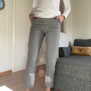 Rutiga kostymbyxor  - Säljer ett par rutiga kostymbyxor i storlek 34. De var för små för mig men glömde lämna tillbaka dem. Köpte dem från en kollektion på nakd. Frakt tillkommer! 