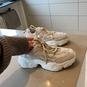 Chunky sneakers  - Fint skick. Inner Sulan är lite ”nertrampad” på kanterna men inget som känns. Frakt tillkommer 63kr. Storlek 36 men stora i storleken 
