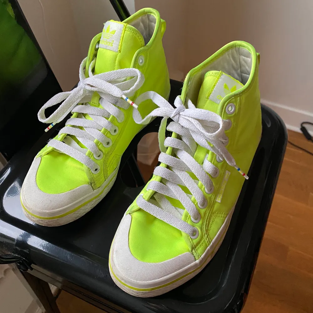 Coola neongula sneakers från Adidas. Storlek 38. . Skor.