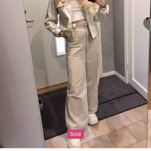 Manchester byxor - Manchesterbyxor från Nakd i strl 34. Frakt tillkommer, är flera intresserade så blir det budgivning i kommentarerna💜