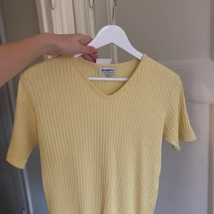 Pastell-Gul topp - Så fin tröja!! Superfin till det mesta :)