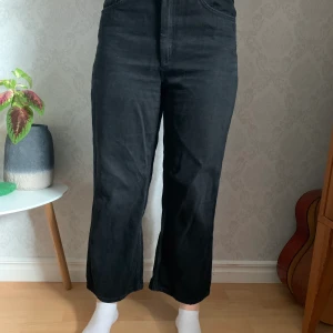 Monki jeans - Dax att sälja min monki jeans. Jag köpte dessa jeans för ca 1,5 år sedan. Ändvända antal gånger men fortfarande fräscha. Katt finns i hemmet. Köparen står för frakten, kan mötas upp i Karlstad. Köpte för 500 kr. Kom gärna med bud✨💜