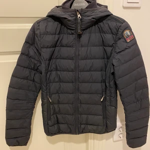 Parajumper jacka  - Juliet slw. Nypris 3199 kr! Barnmodell storlek M, men passar mig som har S i dam.