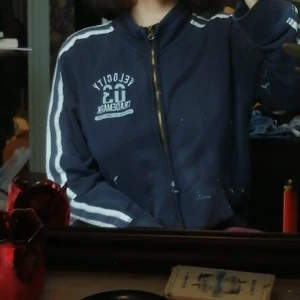 Tracksuit - Skitsnygg fleece/jacka/tracksuit/träningströja med lite torkad färg här o där🤍 frakt ingår