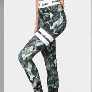 Stronger träningstights  - Supersnygga och bekväma träningsthigts från stronger med kamouflage-mönster! I fint skick dessutom! 
