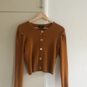 OBJECT kofta  - En stickad kofta från OBJEKT i storlek M, i rätt så bra skick,köpt för ungefär 400kr. För fler information skriv bara ☺️