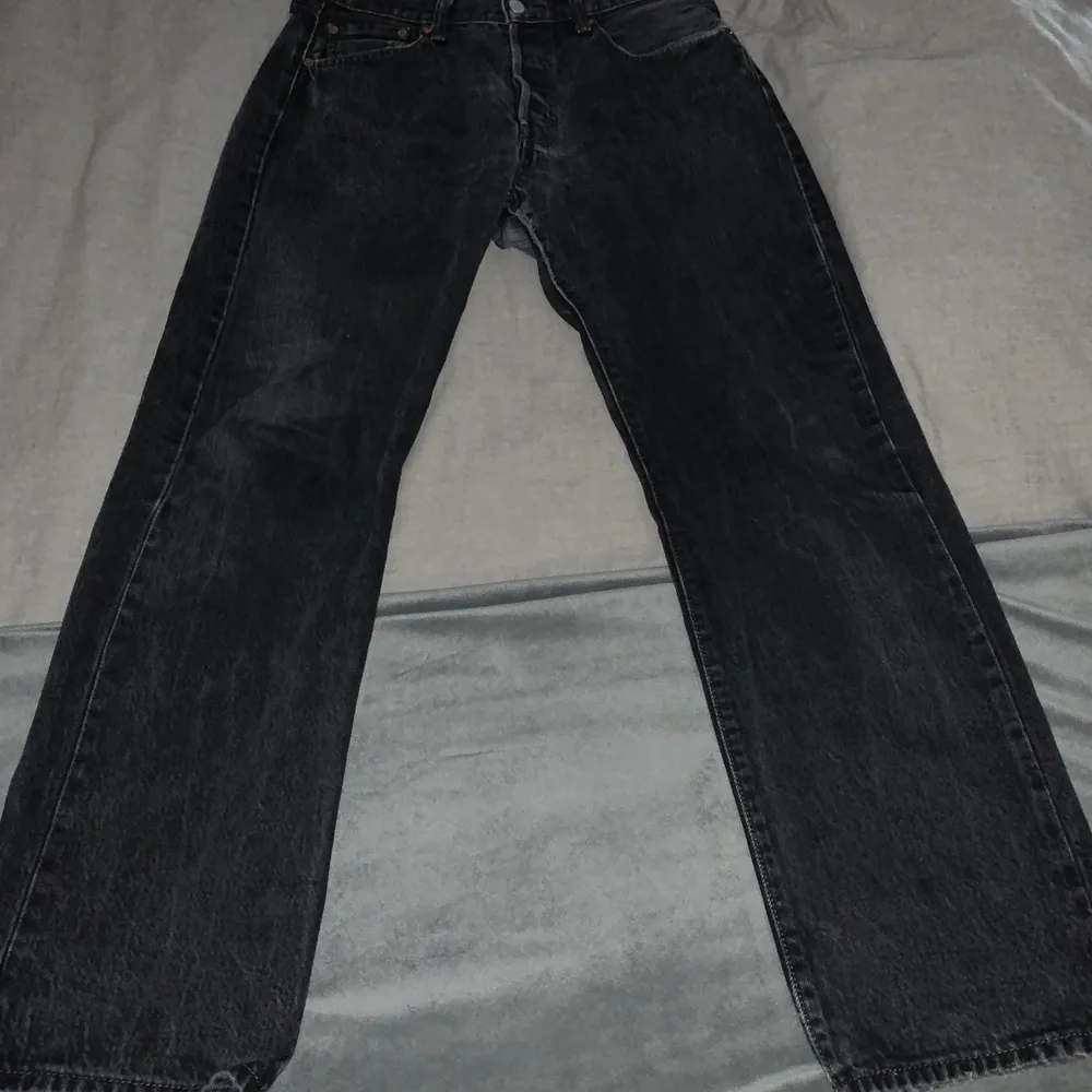 Ett par svarta vintage levis med straight leg fit, (passar som 30/32.). Jeans & Byxor.