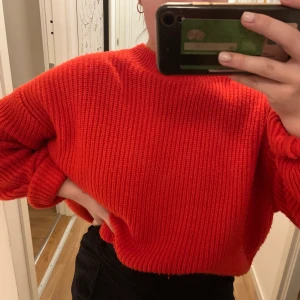 Oversized stickad tröja  - Chunky stickad tröja från h&m. Härlig färg och supermysig! Inte använd särskilt mycket så i bra skick. 