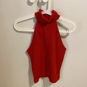 Jul - En fin jul tröja ( snygg röd färg) använd 1 gång, väldig bra material 