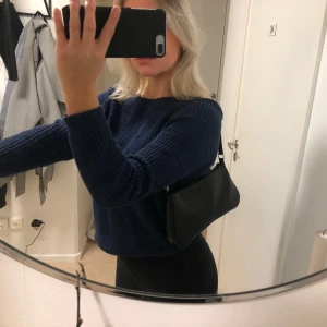 Stickad tröja - Super mysig stickad tröja från JC. Använd ett fåtal gånger. Riktigt snygg och passar till allt. Passar XS-S. Säljer den då den tyvärr inte kommer till användning längre. 70kr + frakt eller högst bud 💛💫