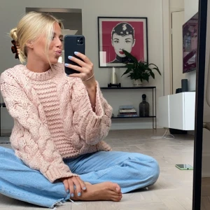 Rosa stor stickad tröja (endast använd på denna bild) - Frakt tillkommer 63kr. Budet är 310kr