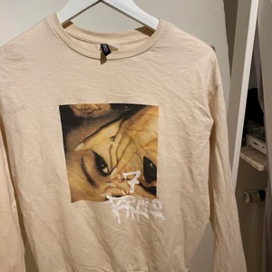 Ariana Grande tröja - Säljer en Ariana Grande tröja ifrån H&M i storlek XS. 