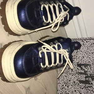Eytys angel - Eytys i modellen angel. I en ass snygg Metalick blå färg, i fint skick storlek 38. Säljer för 700kr, nypris 2200kr! Pris kan diskuteras🧚🏻