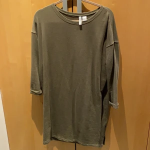 Grön klänning - Grön klänning från H&M i strl m. Använts fåtal gånger
