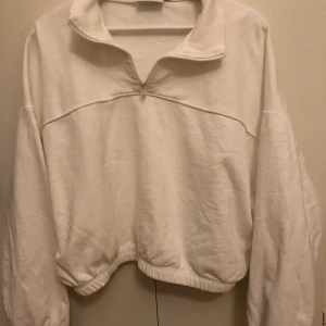 Weekday tröja  - Vit tjocktröja från weekday. Använd lite men bra skick. Den var slutsåld sist jag kollade och jag gissar att nypris är runt 300 kr. Dragkedjan som varit vit har tappat lite färg men det märkte jag inte ens innan jag letade efter fel. Frakt tillkommer! Skriv om ni har några frågor eller vill ha fler bilder!
