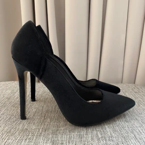 Klackskor - Svarta klackar i sammet 🖤🖤🖤 Oanvända, klackhöjd 11.5 cm