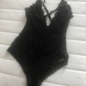 Svart spets body - Svart spets body knappt använd av mig. Korsade band på baksidan Jag köpte denna på HM men tagit bort lapparna. Passar st 36. Ser inga defekter. 
