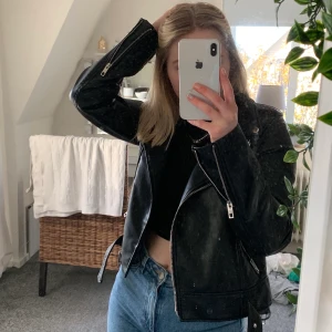 Skinnjacka - Säljer min skinnjacka från Zara  jag knappt har använt. Den är i fint skick och den är i storlek M men passar även för S. Den går och fraktas men då blire priset på jackan + frakten eller så kan jag mötas upp i Sundsvall 