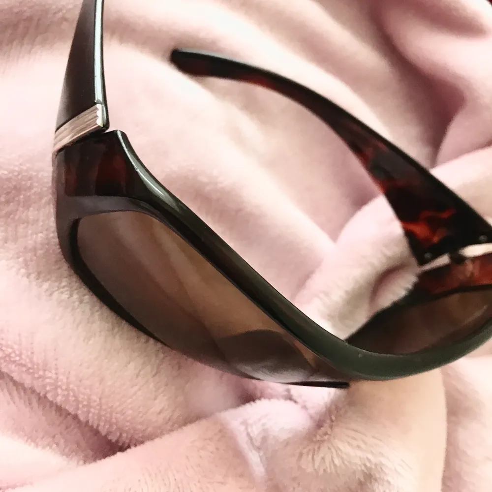 Vintage solglasögon med silver och leopard detaljer från sidan. . Accessoarer.