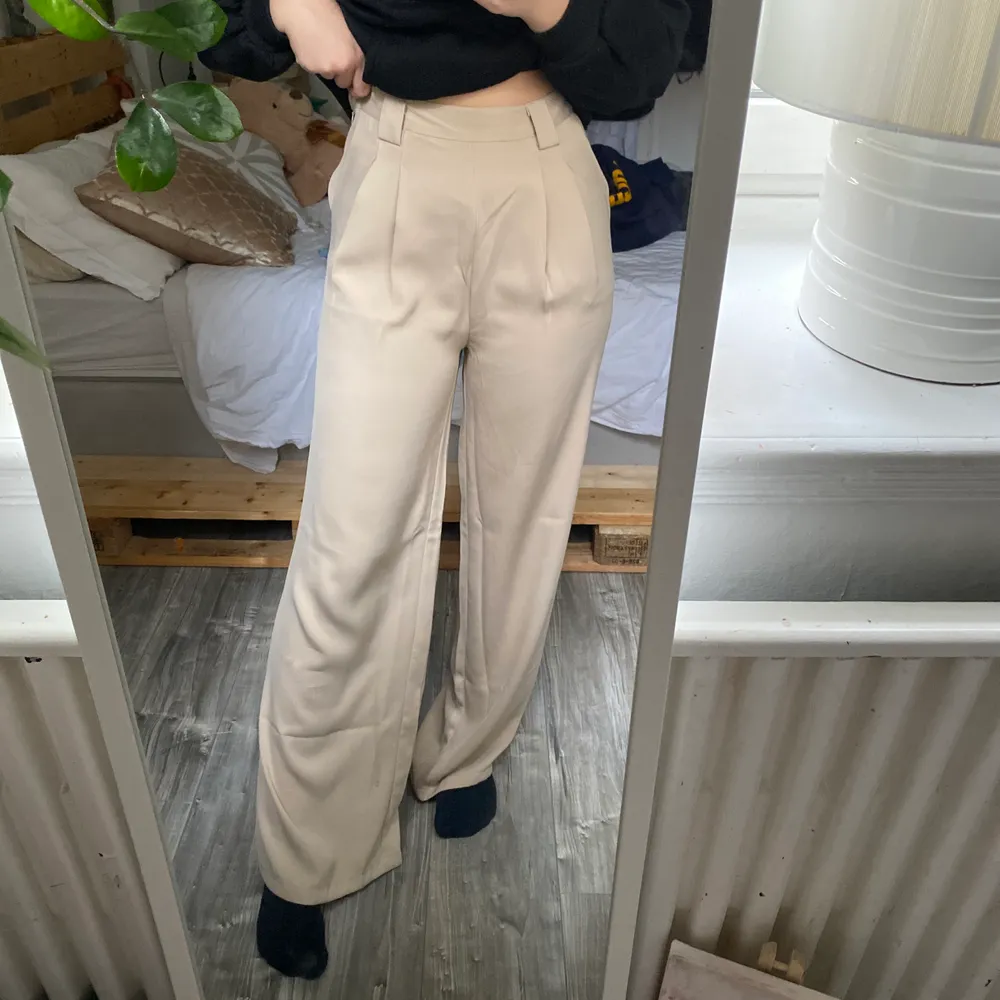 Säljer dessa snygga kostymbyxorna! Aldrig använda då det inte är min stil riktigt! Köpta i en affär i Landskrona! Det är make way från bubbleroom! Storlek 36 men passar även 38 ( jag är 38 i vanliga fall). Jeans & Byxor.
