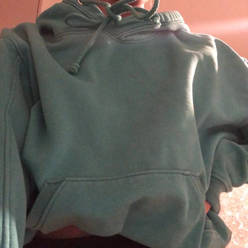Säljer en turkos hoodie från weekday som jag inte använt så mycket. Hör av er för fler bilder. Storlek xs eller s tror jag. Hoodies.