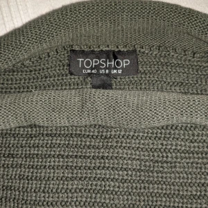 Stickad tröja - Stickad tröja från topp shop. Kort modell med slits i båda sidorna