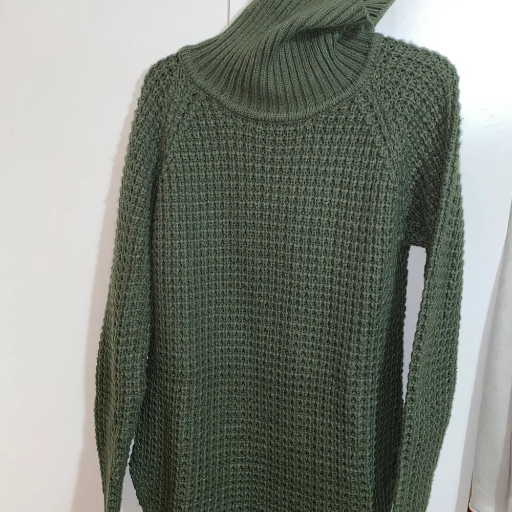 En grön, stickad, lite längre tröja från NAKD. Den har en liten slits på varje sida. Använd en gång. Frakt tillkommer💓. Stickat.