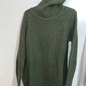 En grön, stickad, lite längre tröja från NAKD. Den har en liten slits på varje sida. Använd en gång. Frakt tillkommer💓