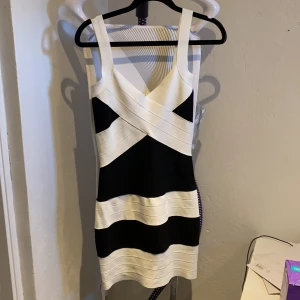 Figursydd mini klänning - Super fin och tajt figursydd klänning i bandage modell. Klänning är i bra skick. Funkar även för en XS. Köparen står för frakten.