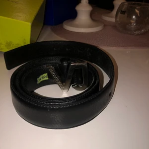 Versace bälte - Säljer ett Versace bälte, använd fåtal gånger, har gjort ett hål själv. Följer med förpackning och påse.