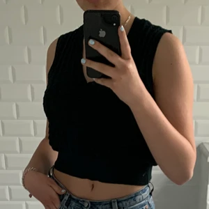 Stickad grön väst - stickad väst från zara, använda fåtal gånger, andra bilden visar färgen bäst, passa xs/s/m