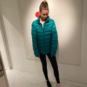 Dunjacka från Junkyard - Grön dunjacka från Junkyard, fint skick.