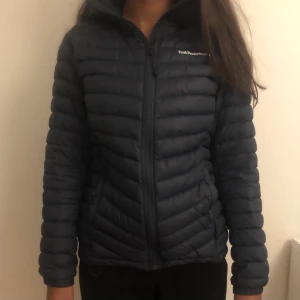 Peak performance Dunjacka marinblå - Peak performance frost junior men är även XS i vuxen storlek, inga skador nypris: 1800kr. Frakt tillkommer men kan även mötas upp i Linköping 