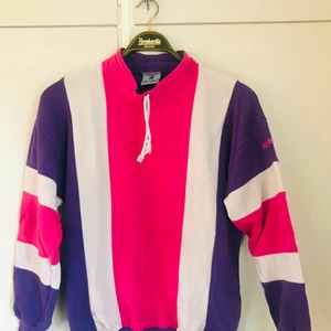 Sweatshirt 80-tal - 💓💜🤍 Cool och snygg sweatshirt á la 80-tal  🤍💜💗 Passar xs-m. kolla gärna in mina andra annonser också!