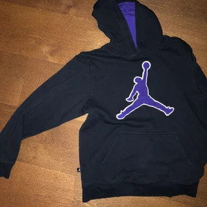 Jordan hoodie - Köpte här på Plick men har aldrig fått användning av den då jag redan har två andra hoodies från Jordan! Buda i kommentarerna!