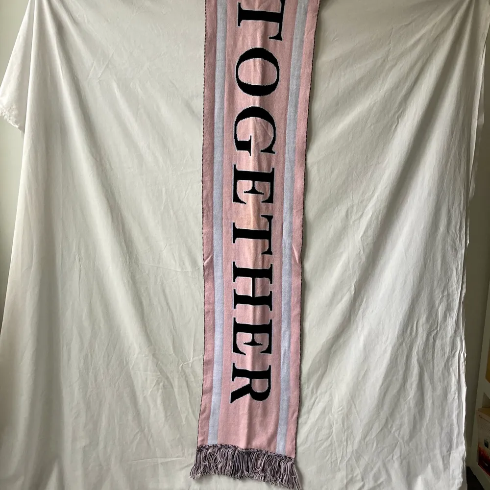 🌊 SUPER SOFT, THICK KNITTED SCARF FOR AUTUMN/WINTER. PINK, WHITEBAND BLACK FRAYED AT ENDS WITH TEXT ”TOGETHER” ACROSS.  • SIZE - 100cm • BRAND - Urban Outfitters • MATERIAL -   MY MEASUREMENTS • Height 161cm / 5'3