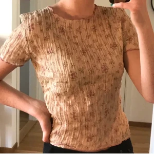 Jätte söt blus strl S - As snygg blus med blommigt mönster (lite genomskinligt material) köpt på Plick, bilderna är lånade☺️ säljer då den inte passar mig:( det står 176 och skulle uppskatta den som small!❤️ kan mötas upp i Stockholm annars till kommer frakt på 42kr