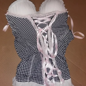 Rutig tyg korsett  - Säljer en rutig tyg korsett från new yorker, stl 75 b och storleken runt midjan kan justeras :) köparen står för frakt. 