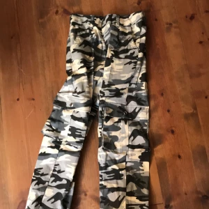Madlady byxor - Kamouflage byxor från madlady, i st S. Har aldrig använt dom då dom är för stora. Jag köpte byxorna för ganska länge sedan och då kostade dom 400. Mitt pris är 200 ink frakt